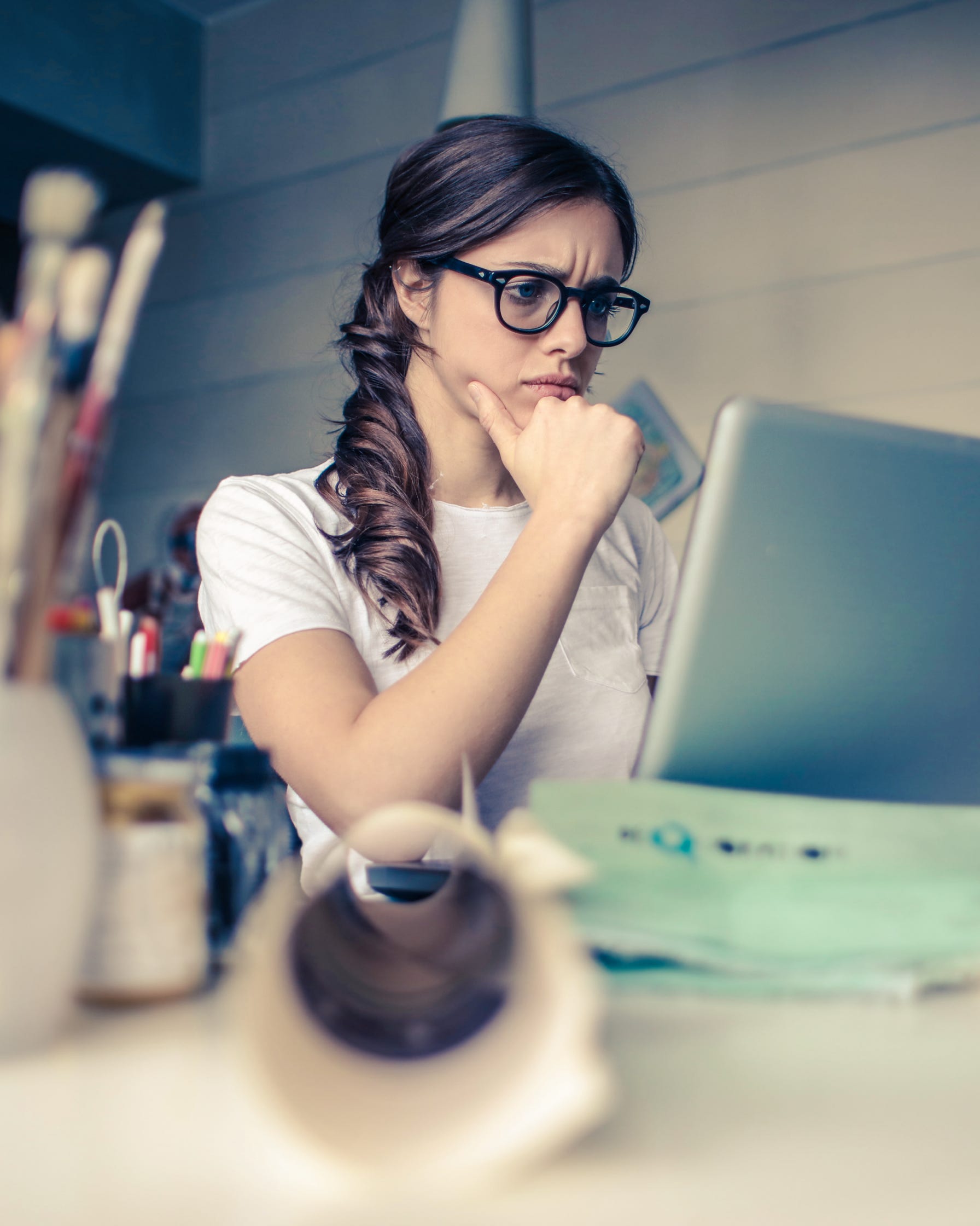 Marktonderzoek analiste bestudeert de data op haar laptop.