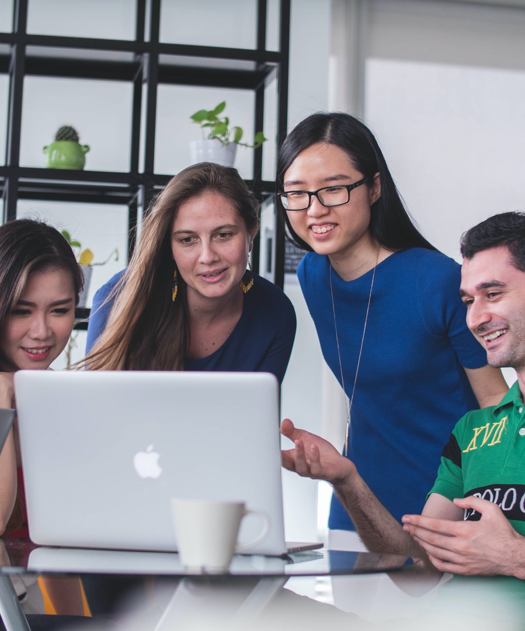 Team van marketing, sales en onderzoekprofessionals kijken vol spanning uit naar een inkomende vraag van klanten uit de regio Almere.